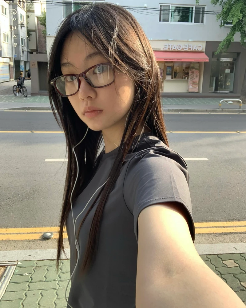 때 묻지 않은 순수함의 인간화랄까...💘
2007년생 신예 배우 서수민이 드라마 <김부장>에서 김부장의 딸 김민지 역으로 출연 중입니다. 배우로 알려지기 전부터 유튜브에 올린 영상이 300만 뷰를 넘기며 화제를 모았습니다.
이번 작품으로 배우 활동을 시작한 서수민은 귀여운 분위기와 자연스러운 연기로 눈도장을 찍고 있는데요. 앞으로 어떤 작품과 모습으로 찾아올지 기대됩니다. 이미지9