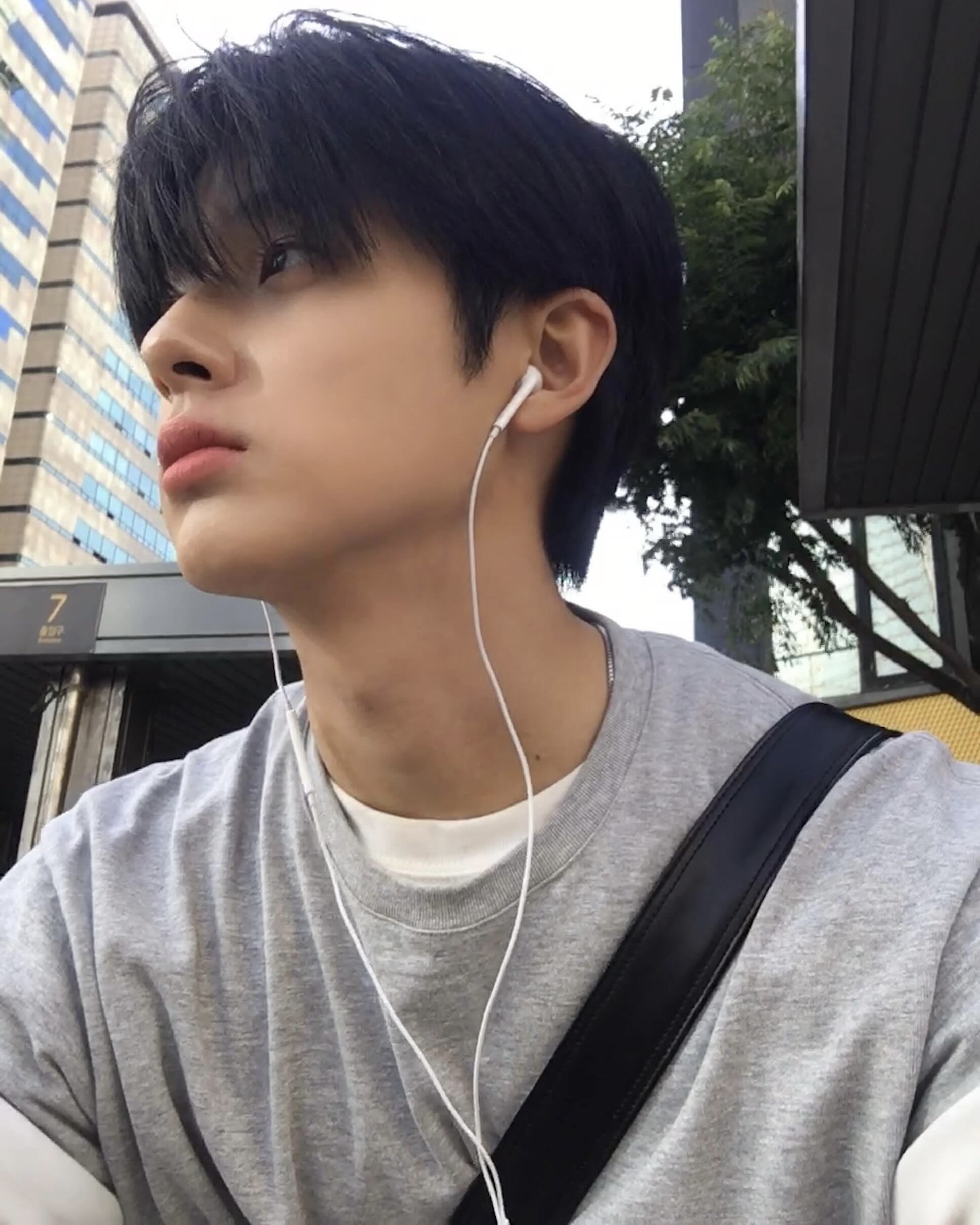 남친짤하면 김민규지🩵
‘프로듀스 X 101’ 출연으로 먼저 얼굴을 알린 뒤 배우로 활동을 이어가고 있는 김민규. 최근에는 꾸밈없는 일상 사진들이 남친짤로 많이 보이는데요. 웹드라마 ‘만찢남녀’를 시작으로 ‘청춘블라썸’ 등 작품에서 필모그래피를 차근차근 쌓아가고 있습니다.
그냥 지나치기 어려운 남친짤의 주인공인 김민규를 몰랐다면, 이번 기회에 인스타그램 정주행해보세요.📲 이미지7