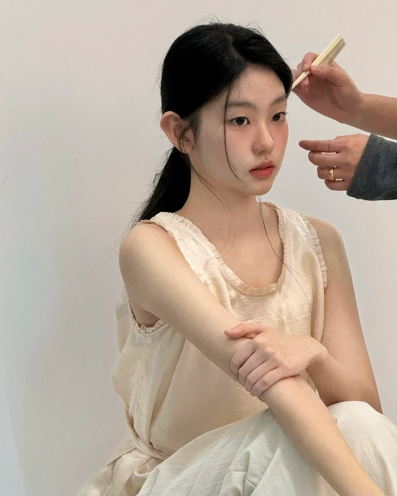 때 묻지 않은 순수함의 인간화랄까...💘
2007년생 신예 배우 서수민이 드라마 <김부장>에서 김부장의 딸 김민지 역으로 출연 중입니다. 배우로 알려지기 전부터 유튜브에 올린 영상이 300만 뷰를 넘기며 화제를 모았습니다.
이번 작품으로 배우 활동을 시작한 서수민은 귀여운 분위기와 자연스러운 연기로 눈도장을 찍고 있는데요. 앞으로 어떤 작품과 모습으로 찾아올지 기대됩니다. 이미지3