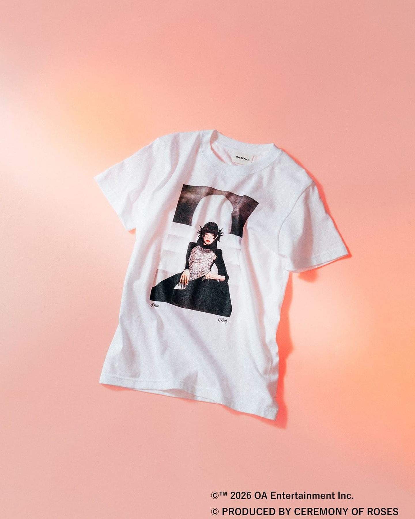 레이 빔스 x 제니 컬렉션 출시🌹
티셔츠 4종, 캐미솔 2종👕
지난 5월 제니와 빔스의 그래픽 티셔츠가 출시됐었는데요. 이번에는 빔스의 여성 레이블 '레이 빔스(Ray beams)’로 돌아왔습니다.
제니의 솔로 앨범 ‘RUBY’의 타이포그래피와 포토를 담은 해당 컬렉션은 티셔츠 4종과 캐미솔 2종으로 구성됐으며, 현재 일본 빔스 홈페이지에서 구매 가능합니다. 가격은 티셔츠 ¥8,250 (한화 약 78,000원 대), 캐미솔 ¥7,150 (한화 약 68,000원 대). 이미지2