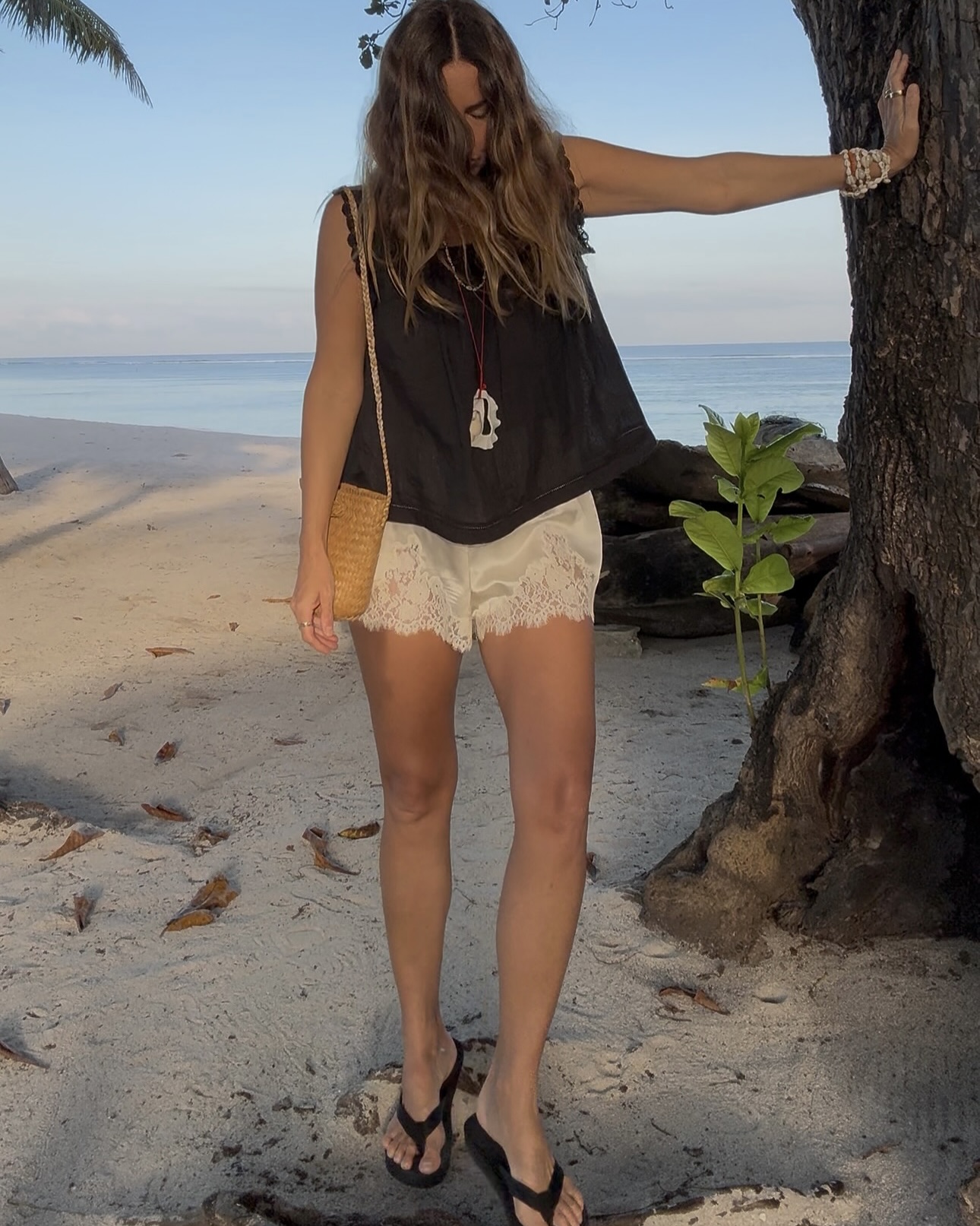 오늘은 란제리 코어가 입고 싶어🌟💛
지금이 제철인 란제리 코어, 부담스럽다면 참고해보세요!💋
레이스 트리밍이나 새틴처럼 란제리에서 볼 법한 얇은 소재를 일상 룩에 섞어 로맨틱하고 여리여리한 무드를 만드는 스타일인데요. 요즘은 레이스 슬립 원피스부터 레이스 스커트, 쇼츠까지 취향에 맞게 가볍게 즐기는 모습이 많이 보입니다.
1. 레이스 슬립 원피스
란제리 코어를 가장 쉽게 시작할 수 있는 아이템입니다. 레이스 슬립 원피스에 미니백이나 블랙 백을 매치해 잠옷 같은 느낌을 덜어보세요.
2. 레이스 스커트
평소 입던 티셔츠나 셔츠에 레이스 스커트만 더해보세요. 화이트나 아이보리 컬러로 청순하게 스타일링해보세요.
3. 레이스 쇼츠
짧은 길이의 레이스 쇼츠는 여름에 가볍게 입기 좋은 아이템입니다. 루즈한 셔츠에 입어 데일리나 휴양지 룩으로도 활용하기 좋아요. 이미지7