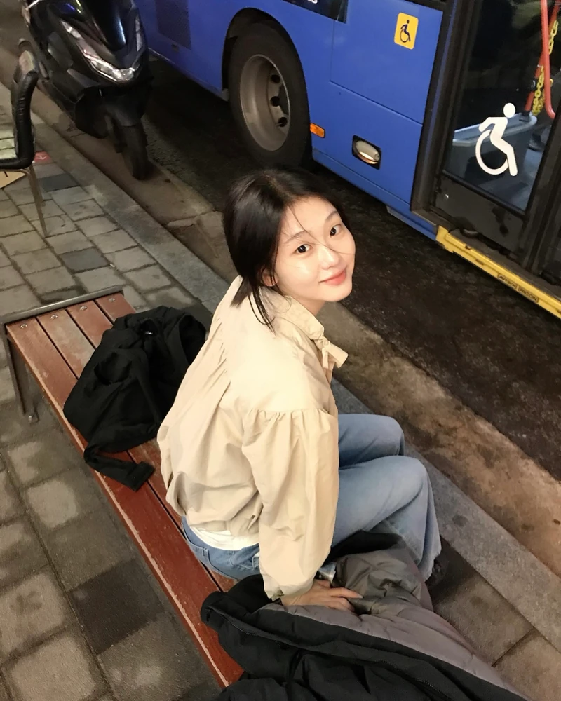 때 묻지 않은 순수함의 인간화랄까...💘
2007년생 신예 배우 서수민이 드라마 <김부장>에서 김부장의 딸 김민지 역으로 출연 중입니다. 배우로 알려지기 전부터 유튜브에 올린 영상이 300만 뷰를 넘기며 화제를 모았습니다.
이번 작품으로 배우 활동을 시작한 서수민은 귀여운 분위기와 자연스러운 연기로 눈도장을 찍고 있는데요. 앞으로 어떤 작품과 모습으로 찾아올지 기대됩니다. 이미지4