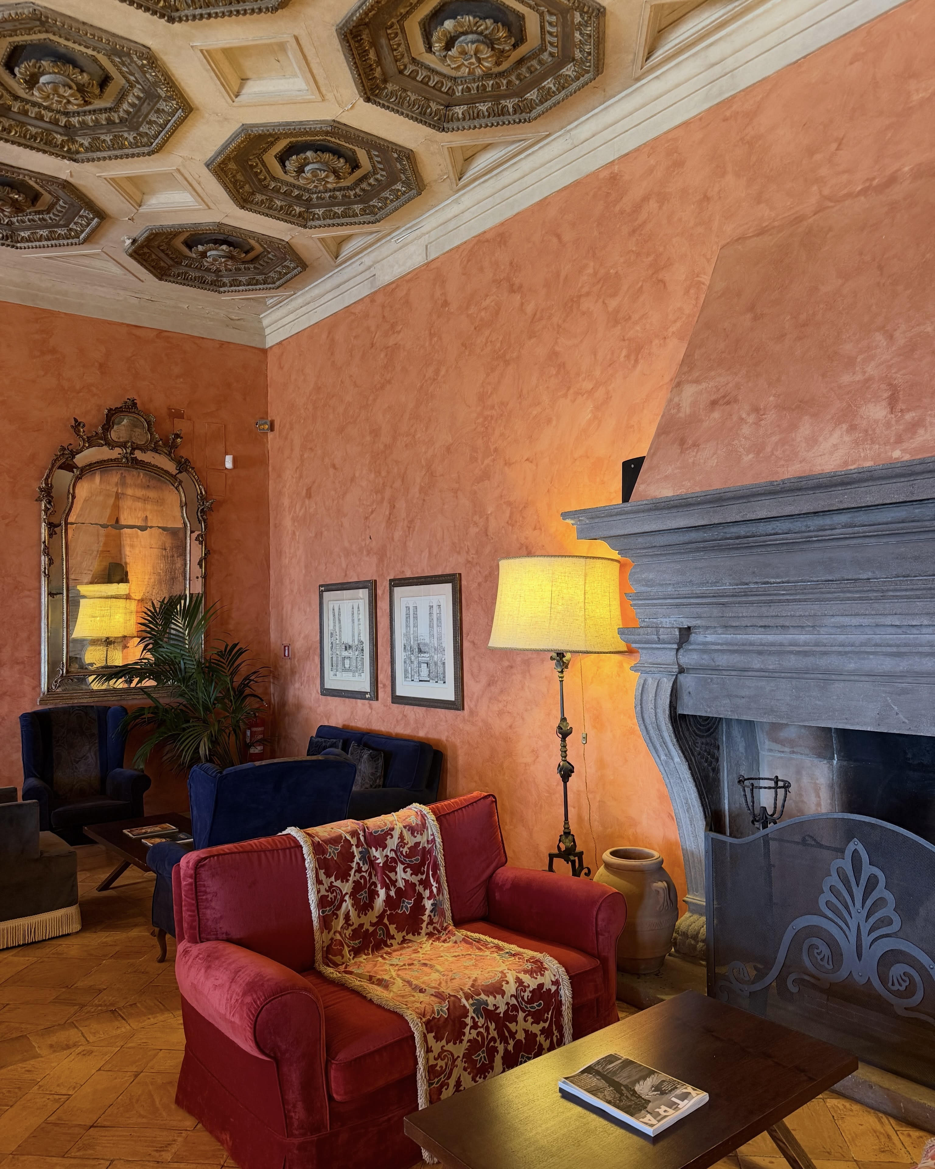 두아 리파가 선택한 허니문 호텔 🌙
칼럼 터너와 달콤한 신혼여행 중인 두아 리파. 그녀의 인스타그램 피드 속 호텔이 눈에 띄는데요👀
로마에서 차로 약 40분, 지중해 해안가에 마법처럼 자리 잡은 역사적인 럭셔리 호텔, '라 포스타 베키아(La Posta Vecchia)'입니다.
해안선을 따라 펼쳐진 클래식한 '성'처럼 생긴 외관 빈티지 가구들 가득한 객실까지 모든 곳곳이 감탄을 자아내는데요. 뿐만 아니라 미국의 석유 왕 장 폴 게티의 유산이 깃든 역사적 장소이기도 해, 해외 여행러들 사이에서 워너비 숙소로 손꼽히는 곳이기도 합니다.
칼럼 터너와 두아 리파, 두 사람이 선택한 최고급 객실인 '메디치 스위트'룸은 1박에 대략 450만 원(시즌별 상이)을 호가하는 초호화 룸이라고 하는데요.
유럽 특유의 앤티크하고 고급스러운 무드를 사랑한다면 버킷리스트 숙소로 당장 저장해 두세요! 📲 이미지5