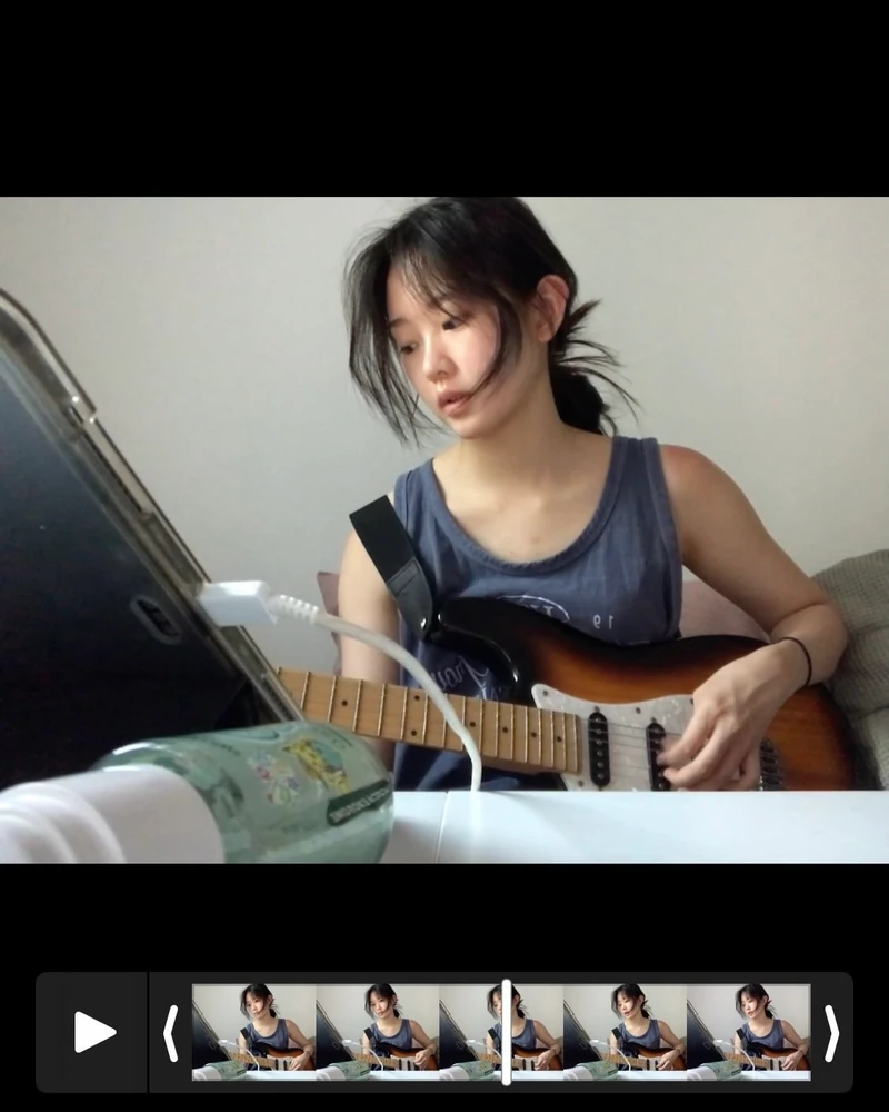 때 묻지 않은 순수함의 인간화랄까...💘
2007년생 신예 배우 서수민이 드라마 <김부장>에서 김부장의 딸 김민지 역으로 출연 중입니다. 배우로 알려지기 전부터 유튜브에 올린 영상이 300만 뷰를 넘기며 화제를 모았습니다.
이번 작품으로 배우 활동을 시작한 서수민은 귀여운 분위기와 자연스러운 연기로 눈도장을 찍고 있는데요. 앞으로 어떤 작품과 모습으로 찾아올지 기대됩니다. 이미지8