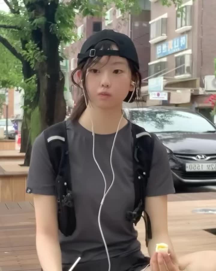 때 묻지 않은 순수함의 인간화랄까...💘 2007년생 신예 배우 서수민이 드라마 <김부장>에서 김부장의 딸 김민지 역으로 출연 중입니다. 배우로 알려지기 전부터 유튜브에 올린 영상이 300만 뷰를 넘기며 화제를 모았습니다. 이번 작품으로 배우 활동을 시작한 서수민은 귀여운 분위기와 자연스러운 연기로 눈도장을 찍고 있는데요. 앞으로 어떤 작품과 모습으로 찾아올지 기대됩니다. 이미지