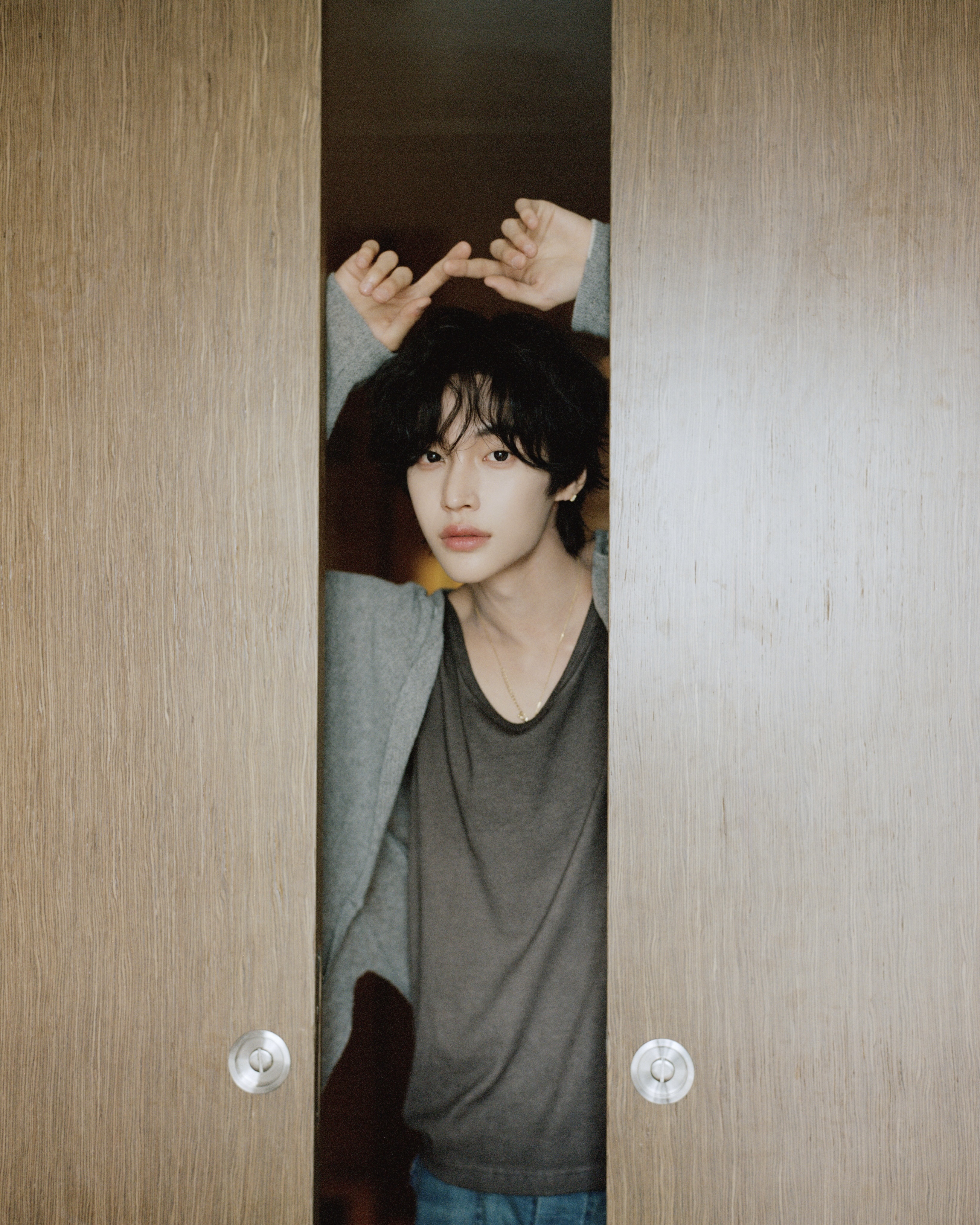 아기가 울지도 않고 사진을 참 잘찍네..🫢🧡
중국 상하이에서 활동 중인 11살 포토그래퍼 셩셩(Sheng Sheng·笙笙呢)과 라이즈가 만났습니다. 셩셩은 양조위, 아이린 등 중화권과 국내 스타들을 촬영하며 이미 이름을 알린 어린 사진가이기도 한데요.
11살의 시선으로 담아낸 라이즈의 화보는 어떤 모습일지, 슬라이드를 넘겨 확인해보세요. 이미지2