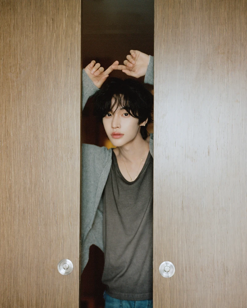 아기가 울지도 않고 사진을 참 잘찍네..🫢🧡
중국 상하이에서 활동 중인 11살 포토그래퍼 셩셩(Sheng Sheng·笙笙呢)과 라이즈가 만났습니다. 셩셩은 양조위, 아이린 등 중화권과 국내 스타들을 촬영하며 이미 이름을 알린 어린 사진가이기도 한데요.
11살의 시선으로 담아낸 라이즈의 화보는 어떤 모습일지, 슬라이드를 넘겨 확인해보세요. 이미지2