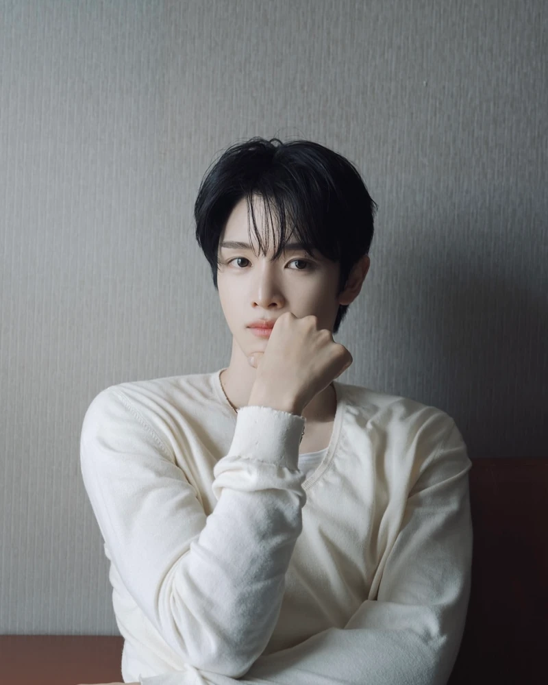 아기가 울지도 않고 사진을 참 잘찍네..🫢🧡
중국 상하이에서 활동 중인 11살 포토그래퍼 셩셩(Sheng Sheng·笙笙呢)과 라이즈가 만났습니다. 셩셩은 양조위, 아이린 등 중화권과 국내 스타들을 촬영하며 이미 이름을 알린 어린 사진가이기도 한데요.
11살의 시선으로 담아낸 라이즈의 화보는 어떤 모습일지, 슬라이드를 넘겨 확인해보세요. 이미지1