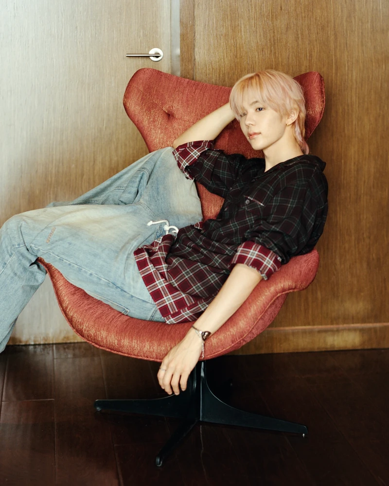 아기가 울지도 않고 사진을 참 잘찍네..🫢🧡
중국 상하이에서 활동 중인 11살 포토그래퍼 셩셩(Sheng Sheng·笙笙呢)과 라이즈가 만났습니다. 셩셩은 양조위, 아이린 등 중화권과 국내 스타들을 촬영하며 이미 이름을 알린 어린 사진가이기도 한데요.
11살의 시선으로 담아낸 라이즈의 화보는 어떤 모습일지, 슬라이드를 넘겨 확인해보세요. 이미지9