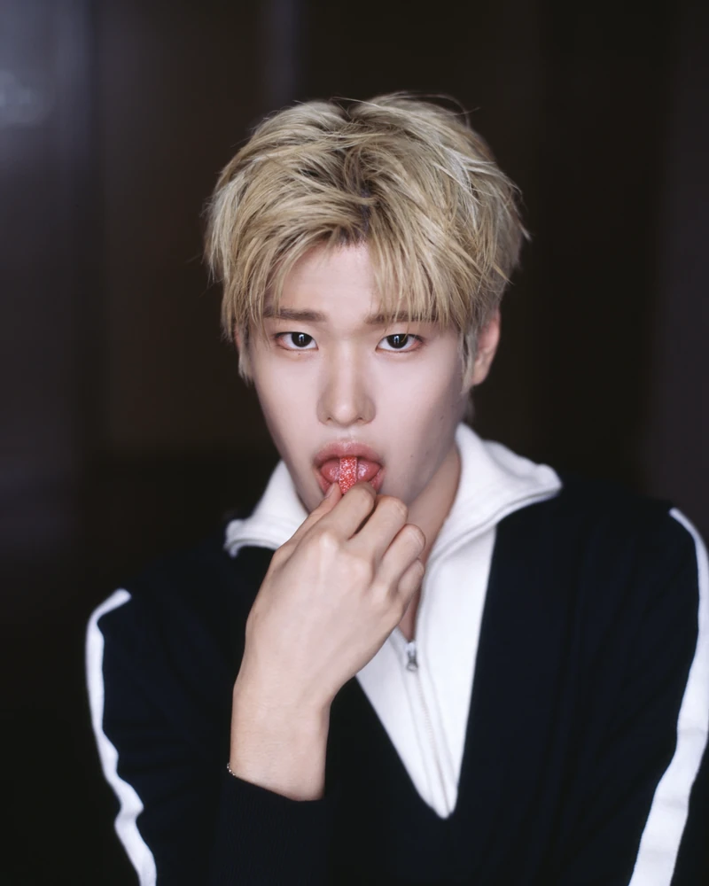 아기가 울지도 않고 사진을 참 잘찍네..🫢🧡
중국 상하이에서 활동 중인 11살 포토그래퍼 셩셩(Sheng Sheng·笙笙呢)과 라이즈가 만났습니다. 셩셩은 양조위, 아이린 등 중화권과 국내 스타들을 촬영하며 이미 이름을 알린 어린 사진가이기도 한데요.
11살의 시선으로 담아낸 라이즈의 화보는 어떤 모습일지, 슬라이드를 넘겨 확인해보세요. 이미지4