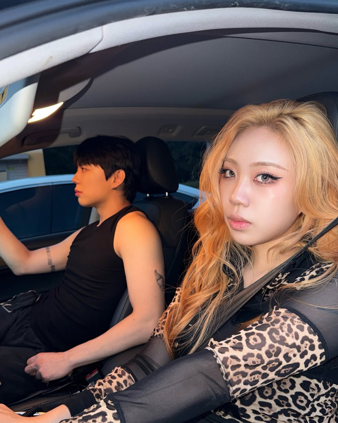 래원이 숨겨둔 진짜 뮤비🚘🌀
지난 26일 래원과 이영지의 조합으로 화제를 모은 신곡 <2종 보통멋쟁이>는 별 다른 뮤직 비디오 없이 래원의 사진 한 장만으로 공개가 되었었는데요.
바로 어제 꽁꽁 숨겨졌던 뮤직비디오가 래원이나 영지의 채널이 아닌, 유튜브 류정란 채널에 업로드 되면서 베일을 벗었습니다. 사실 이 셋은 과거 '정란월드' 크루로 묶이며 독보적인 케미를 자랑했던 찐친이라는 사실.
B급 감성이 미친 원테이크 영상 하나가 왜이리 힙합이야,,🌀
기교없이 날 것 그대로인 정란X래원X영지의 원테이크 뮤비를 지금 피드에서 확인해 보세요! 🎙️🏎️ 이미지9