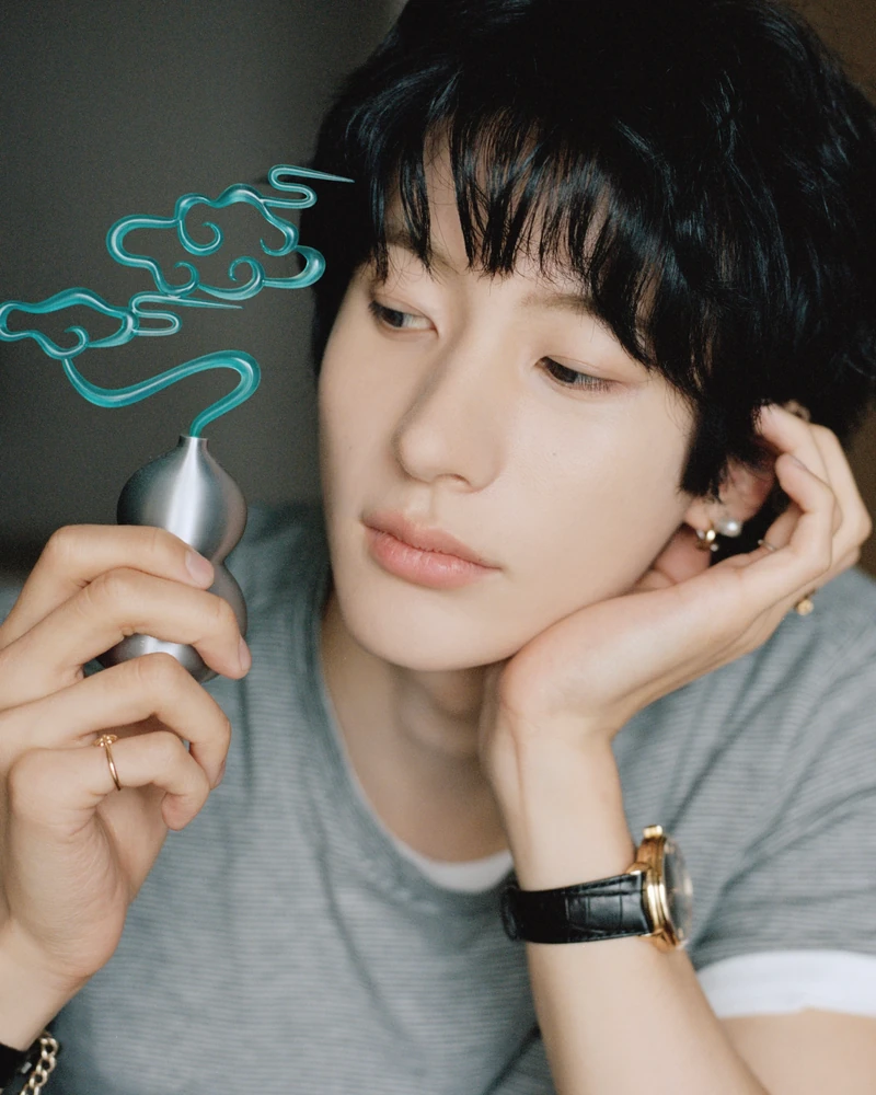 아기가 울지도 않고 사진을 참 잘찍네..🫢🧡
중국 상하이에서 활동 중인 11살 포토그래퍼 셩셩(Sheng Sheng·笙笙呢)과 라이즈가 만났습니다. 셩셩은 양조위, 아이린 등 중화권과 국내 스타들을 촬영하며 이미 이름을 알린 어린 사진가이기도 한데요.
11살의 시선으로 담아낸 라이즈의 화보는 어떤 모습일지, 슬라이드를 넘겨 확인해보세요. 이미지8