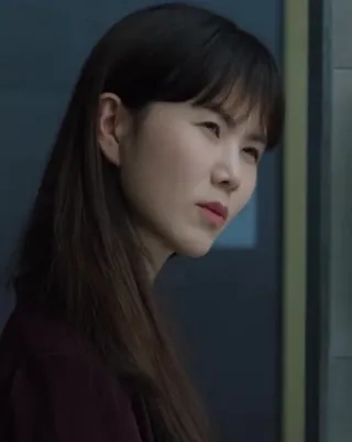 요새 이것만 무한 반복해요🔁🫢
“가난하게 컸어? 하도 잘 참길래”라는 대사가 요즘 밈처럼 자주 보이고 있습니다. 드라마 <작은 아씨들>에서 공민정이 연기한 차가운 선배 기자의 대사로, 다시 화제가 되고 있는데요.
공민정은 <작은 아씨들>부터 <내 남편과 결혼해줘>, <정신병동에도 아침이 와요>까지 여러 작품에서 현실감 있는 연기를 보여준 배우입니다. 작품 속 모습과는 또 다른 편안하고 다정한 일상은 슬라이드를 넘겨 확인해보세요. 이미지