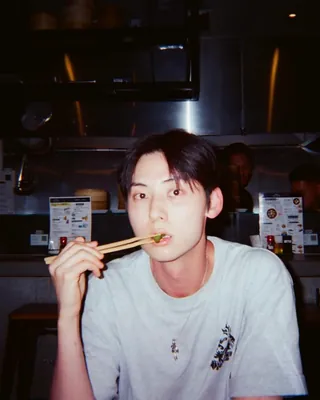 내 미래 남자친구 여행 룩❤️저장?!
기본 아이템을 가장 트렌디하게 소화하는 황민현의 사복 센스,,,🇯🇵✈️
손민수하기 딱 좋은 디자인과 가격. 당장 장바구니에 담고 싶어지는 황민현의 일본 여행사진 속 착장 정보를 지금 확인해보세요!
• 팔라스: 트라이 소서리 티셔츠 (그레이 마블), 9만 원대
• 스투시: 비치 스트라이프 티셔츠 (옐로우), 11만 원대
• 파르티멘토: 클래식 올드 P 볼캡 (빈티지 블랙), 3만 원대
• 젠틀몬스터 x 메종 마르지엘라: MM210 (블랙 클리어), 38만 원대 이미지