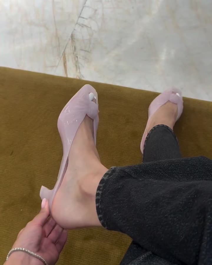 동화가 현실로 나온 그 신발🩵🖤 끌로에 젤리 뮬, 신데렐라가 신어도 될 그 신발이에요👸🏻 끌로에 올여름 신드롬급 신상입니다. 투명한 젤리 소재에 앞코가 트인 피프토, 발등엔 리본처럼 묶인 노트 장식까지. 동화 속 유리구두를 그대로 옮겨놓은 실루엣이죠. 브랜드가 직접 ‘신데렐라’를 콘셉트로 걸었어요. 셰메나 카말리 체제의 끌로에가 지난해 젤리 통 샌들에 이어 아예 유리구두 무드로 밀고 나왔어요. 90년대 젤리슈즈를 로맨틱한 럭셔리로 재해석했죠. 커브드 키튼힐이라 걷기에도 부담 없습니다. 컬러는 블러시 핑크·애쉬 그레이·스피어민트·앰버 브라운까지 나왔어요. 마음에 드는 컬러가 있다면 서두르세요! • 끌로에 (Chloé) 젤리 뮬 (Jelly Mule), 90만 원대 이미지