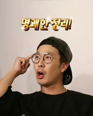 정보통신망법, 이렇게 바뀝니다.🔍
‘허위조작정보’ 유통 방지와 피해 구제 강화를 목적으로 입법된 정보통신망법 개정안은 오는 7일 시행을 앞두고 있습니다.
방송미디어통신위원회는 법이 시행되면, 사업자와 이용자 의견을 수렴해 제도 운영 과정에서 발생할 수 있는 혼란을 최소화한다는 방침을 내세웠는데요.
나도 모르게 불이익을 받지 않도록 다음 뉴스에서 정리한 핵심 시행령 가이드를 요약해 드립니다. 📌
🎥크리에이터: 허위 정보 올리면 '5배 징벌적 손해배상'?
- YES! 구독자 10만 명 이상 & 3개월간 월평균 조회수 10만 회 이상인 크리에이터는 최대 5배 손해배상 및 최대 10억 과징금 대상이 됩니다. "루머인 줄 몰랐다"는 해명은 통하지 않으니 팩트 체크 필수.
🧑💻커뮤니티 운영자: 유저가 쓴 가짜뉴스, 운영자가 독박 과징금?
-NO! 과징금은 허위 정보를 '직접 쓴 사람'과 그걸로 '돈을 번 사람'이 냅니다. 대형 커뮤니티·SNS 운영자는 신고 시스템 구축, 삭제 가이드라인 마련 등 유통 방지 정책만 잘 세우면 됩니다.
💬일반 유저: 피해자가 아닌데도 신고 가능할까?
-YES! '누구나' 불법·허위 정보라고 판단되면 플랫폼에 신고할 수 있습니다.(근거 없는 무분별한 신고 시 플랫폼 블랙리스트에 등록될 수 있습니다.)
🔎일반 유저: 신고 후 결과는 어떻게 되나요?
플랫폼 심사 후 명백한 가짜뉴스면 영구 삭제됩니다. 결과에 불복할 경우 6개월 이내에 이의 신청이 가능하며, 방송미디어통신위원회 분쟁조정부에서도 합의가 안 되면 법원 소송으로 가게 됩니다.
올해부터 확 달라지는 인터넷 법안, 나도 모르게 불이익을 받지 않도록 꼭 저장해 두세요! 👇🏻 이미지