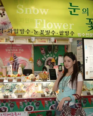 테크노마트 갔다가 눈꽃빙수 먹으러 갈 사람?🍧
요즘 Y2K 무드가 다시 사랑받으면서 빈티지 디카, 캠코더처럼 전자기기를 구경하러 테크노마트를 찾는 사람들도 많아졌습니다. 진짜 2006년으로 돌아간 듯한 오연서의 패션과 메이크업을 보다 보면 그때 그 시절이 생각나는데요.
2000년대 세기말 감성을 제대로 즐기려면 캔모아도 빼놓을 수 없죠. 눈꽃빙수에 바삭한 토스트까지 추가해 먹어줘야 완성,, 테크노마트를 들른 오연서의 2006년 추억팔이 브이로그를 확인해보세요. 이미지