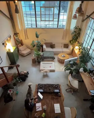 나는 나중에 꼭 이런 집 살거야.🏠
우리들의 로망이죠. 복층인 친구들에게 바로 공유해주세요!📮
어릴 적 꿈꾸던 다락방처럼, 혹은 도심 속 펜트하우스처럼. '복층'이라는 구조가 주는 특별한 설렘이 있잖아요.
사실 복층은 단순히 예쁜 것을 넘어 '공간의 효율성'을 극대화하는 아주 스마트한 건축 양식이예요. 1층은 활기찬 거실과 주방으로, 2층은 온전히 휴식에 집중하는 침실이나 조용한 서재로 분리해 보세요!
로망에 살고 로망에 죽는 낭만쟁이들을 위한 복층 인테리어 레퍼런스들을 모아왔습니다. 지금 슬라이드를 넘겨 감상해 보세요. 이미지