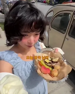 언니 때문에 오후 4시 간식 챙겨 먹게 됐어요...🩷(책임져)
영국에서 일상을 보내는 @rawrawhoney는 보기만 해도 배고파지는 오후 간식 시간을 꾸준히 챙기고 있습니다. 달달한 과일과 페이스트리부터 치즈, 샌드위치, 따뜻한 티까지 그날그날 기분에 맞춰 고르는 메뉴가 은근히 기다려지는데요.
대충 꺼내 먹는 간식도 예쁜 접시에 담고 좋아하는 음료를 곁들이면 조금 더 근사해지는 법이죠. 오후 4시쯤 괜히 허기질 때마다 떠오르는 @rawrawhoney의 스낵 타임, 이거 보다 보니 오늘 4PM 스낵도 제대로 챙겨 먹고 싶어졌어요.🥨🤍 이미지