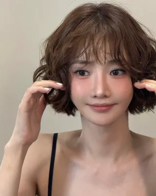 단발하면 고준희인 거 알지?👀🖤
더운 날씨에 머리카락까지 답답하게 느껴질 때, 가장 먼저 생각나는 건 역시 단발이죠. 고민 중이면, 다양한 길이와 무드를 소화하는 고준희 헤어스타일을 참고하세요.
1. 단발 펌
볼륨을 살린 단발 펌은 사랑스럽고 부드러운 분위기를 더해줍니다. 가볍게 컬을 넣는 것만으로도 얼굴선이 한층 화사해 보입니다.
2. 숏컷
가볍게 층을 낸 숏컷은 답답함 없이 시원하고 세련된 인상을 줍니다. 여름에 확실한 기분 전환이 필요할 때 참고하기 좋아요.
3. 기본 단발
깔끔하게 떨어지는 기본 단발은 어떤 룩에도 자연스럽게 어울리는 스타일입니다. 단정하면서도 분위기 있는 단발을 원한다면 제일 무난하게 도전해보세요. 이미지