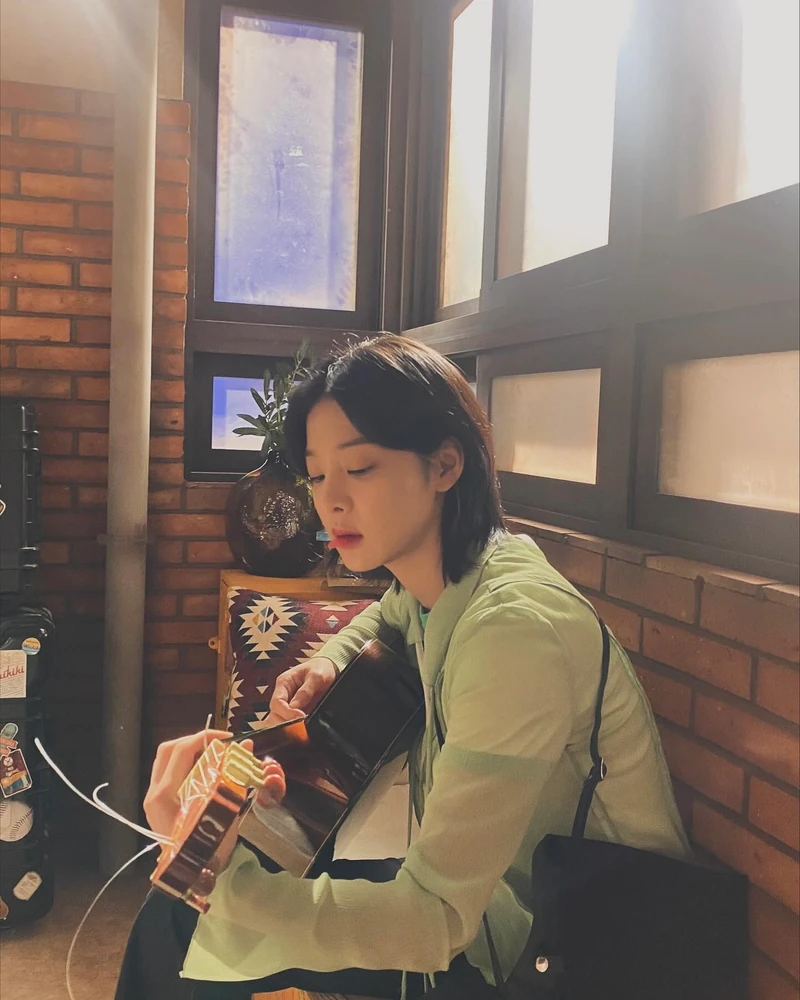 이토록 설레는 선배 또 있을까?❤️🔨
노래면 노래, 운동이면 운동. 뭐든 뚝딱 다 잘하는 설인아가 더 매력적인 건 삶을 채우는 밀도 높은 취미들 덕분인데요.
보드를 타며 길거리를 가르고, 캠핑장에서 멍을 때리다 문득 기타를 잡아 노래를 부르는 일상. 중간중간 전시회에서 영감을 채우는 감성과 안목까지.
왜인지 모르게 야작하다가 새벽 1시쯤 퀭한 얼굴로 마주쳐도 이질감 없을 듯한 친밀한 이미지가 부러워집니다.
털털함 속에 숨겨진 단단한 일상에서 느껴지는 시원시원 느낌 좋은 Tomboy, 인아 선배의 라이프스타일을 확인해보세요. 이미지2