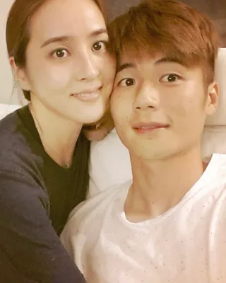 사랑하면 닮는다더니 혜진성용쀼도 닮았네?🩷
한혜진과 기성용 부부가 결혼 13년 차를 맞았습니다. 여행지에서 찍은 셀카부터 일상 사진까지, 오래된 사진 속에서도 두 사람의 다정한 분위기가 그대로 느껴지는데요.
연애 시절부터 지금까지 자연스럽게 이어져 온 한혜진♥기성용 부부의 기록. 13년 차에도 여전히 보기 좋은 두 사람, 23주년에도 꼭 사진 올려주세요...🩷 이미지