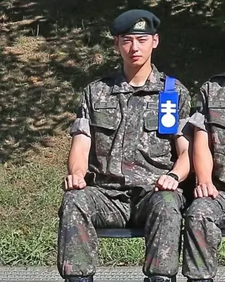 군대서 세례받고 ‘사도 요한’ 됐다🙏
‘국민 미남’ 차은우, 군대서 새 이름 얻었습니다 ⛪
차은우(29·본명 이동민)가 군 복무 중 천주교 세례를 받았습니다. 소속사 판타지오는 1일 “6월 세례가 맞다”고 공식 확인했습니다. 세례명은 ‘사도 요한’. 지난해 7월 입대한 그는 육군 군악대 상병으로, 2027년 1월 전역을 앞두고 있습니다.
세례명이 공교롭습니다. 차은우는 2023년 ‘아일랜드’에서 구마 사제 ‘요한’ 역을 맡았습니다. 시점도 눈길을 끕니다. 올 초 200억대 탈세 의혹에 휩싸였던 그는 추징금 130억 원을 완납하며 논란을 매듭지었고, 직후 받은 세례를 두고 전역 후 행보에 시선이 쏠립니다. 이미지