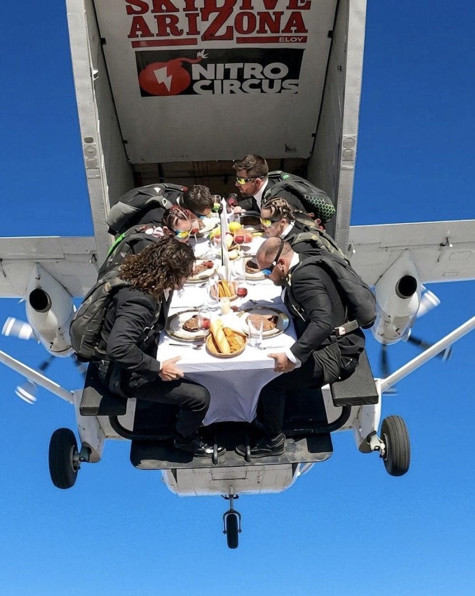세상에서 가장 아찔한 공중 만찬✈️🍽️ 합성 의심부터 드는 이 아찔한 영상, CG나 AI가 아닌 상공 수천 피트 위의 '진짜' 저녁 식사를 하는 모습입니다. 이 아찔한 식사를 기획한 주인공은 바로 558만 팔로워를 보유한 글로벌 익스트림 스포츠 브랜드 '니트로 서커스(nitrocircus)'인데요. 2003년 전설적인 스턴트 라이더 트래비스 파스트라나(travispastrana)가 설립한 곳으로, 오직 인간의 한계에 도전하는 스턴트 콘텐츠를 선보이는 매니악한 브랜드입니다. 이번 영상은 이들이 진행하는 특별 프로젝트인 'Dinner for Six' 캠페인으로, 흔들림 없는 편안함.. 완벽한 안전 설계와 고도의 훈련을 거친 스턴트맨들이 낙하산을 멘 채 상공 수천 피트에서 벌인 역대급 퍼포먼스입니다. 여러분은 이 스릴 넘치는 식탁에서 차분하게 밥을 먹을 수 있으신가요? 이미지