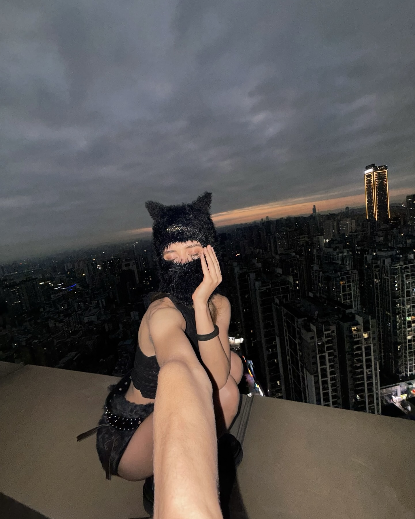 위험한 건 안 따라 함.🦇🖤
얼마 전 SNS를 발칵 뒤집어놓았던 뉴욕 엠파이어 스태이트 빌딩 꼭대기에서의 짜릿한 고공 프로포즈 커플을 기억하시나요?💍
그 주인공은 바로 세계적인 고공 예술가 커플 안젤라 니콜라우(@angela_nikolau)와 이반 쿠즈네초프(@beerkus)입니다.
그런데 해외 유저들이 이걸 벌써 '밈'으로 만들기 시작했습니다.
위험하게 건물 위로 올라가는 대신, 이 커플의 시그니처인 고양이 귀 모자와 삭발 스타일을 디시 코믹스의 ‘캣우먼’과 ‘배트맨’으로 바꿔 요즘 유행하는 바비샷을 응용해 센스 있는 패러디 사진을 남기고 있다는 건데요.🐈⬛
사람들 트렌드 반응 속도 진짜 어질어질합니다...😵💫
위 슬라이드를 넘겨 요즘 가장 안전하고 힙하다는 글로벌 커플 밈을 확인해 보세요. 📲 이미지7