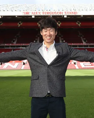 레전드 박지성이 결국 나섭니다.⚽️
한국 축구 개혁을 위해 문화체육관광부가 오는 6일 'K-축구 혁신위원회'를 출범합니다. 최휘영 문체부 장관과 박지성 FIFA 위원이 공동위원장을 맡으며, 이영표·박주호 해설위원 등 체육계 전문가들이 참여합니다.
2026 북중미 월드컵을 계기로 제기된 혁신 요구에 따라 K-축구 거버넌스, 유소년 육성, 첨단 기술 도입 등을 논의할 예정인데요. 박지성 위원장은 "대한민국 축구가 지속 성장할 미래를 함께 설계하겠다"고 밝혔습니다.
#박지성 #해버지 #한국축구 #k축구혁신위원회 #문화체육관광부
수정됨 · 1분
한국 축구의 판도를 바꿀 이번 혁신위의 첫걸음을 확인해보세요! 이미지