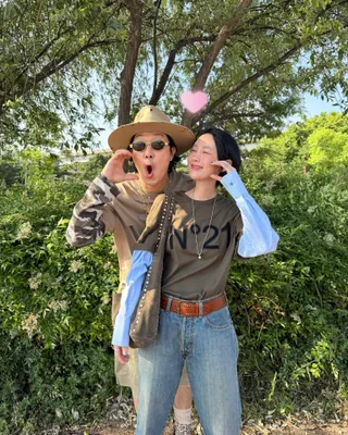 뭐야 둘이 썸 타나 봐~😳🤍
결혼한 지 오래됐는데도 여전히 친구 같은 하하와 별 부부. 함께 장난치고 둘만의 개그를 주고받는 모습이 보는 사람까지 웃게 하는데요. 오래 함께했는데도 아직 썸 타는 친구처럼 노는 하하와 별의 일상을 보면 결혼에 대한 로망 생기잖아요...🫨🤍 이미지
