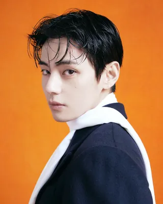 BTS 뷔, 전 세계에 소주 알린다💜🇰🇷 오늘부터 ‘진로 두꺼비’ 새 얼굴, 뷔 ‘진로’ 글로벌 앰배서더 발탁. 하이트진로가 ‘진로(JINRO)’를 대표할 앰배서더로 방탄소년단 뷔를 선정했습니다. 세계 각국 소비자들에게 보다 친숙하게 다가가기 위한 ‘진로의 대중화’ 전략의 일환으로 뷔를 글로벌 앰배서더로 발탁했다는 배경을 밝혔는데요. 앞으로 뷔는 국내 진로 소주의 다양한 마케팅 활동은 물론 국내외 소비자들과 소통할 예정입니다. 이미지