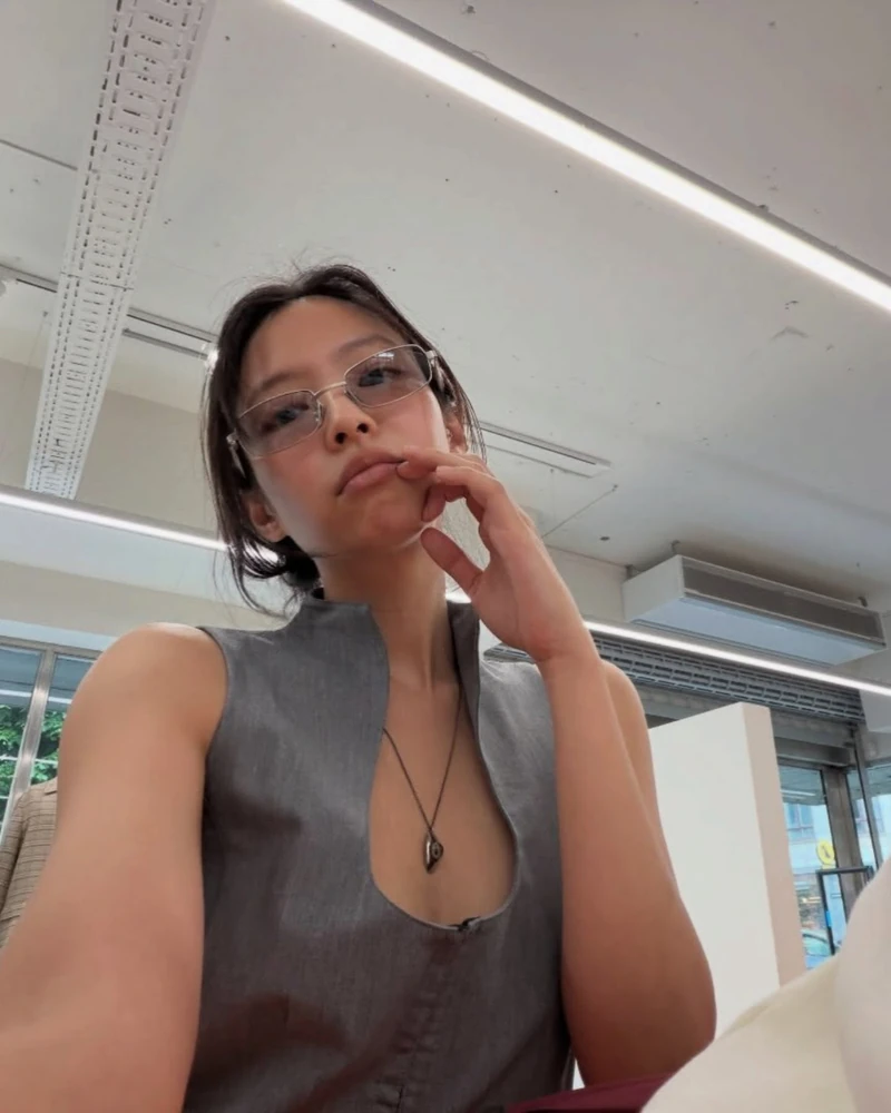 제니 요즘 목걸이👁️🤨‘눈알’이요?!
제니 요즘 일상 속 목에 계속 걸려 있는 이 목걸이, 눈치채셨어요?
코펜하겐 룩을 넘겨보면 공통점이 보여요. 코르셋 톱 셀피에도, 러플 톱 피팅룩에도, 운하 앞 블랙 자켓에도 같은 목걸이가 걸려 있죠. 로스킬데 리허설까지 이어진 진짜 애착템이에요.
정체는 르메르(Lemaire)의 캣 아이 펜던트 목걸이입니다. 실버 도금 체인 끝에 유리 눈알 펜던트가 달린 유니섹스 디자인인데, 미니멀 룩 위에 눈알 하나로 포인트를 끝내는 게 활용법이죠.
• 르메르(Lemaire) 캣 아이 펜던트 목걸이, 60만 원대 이미지2