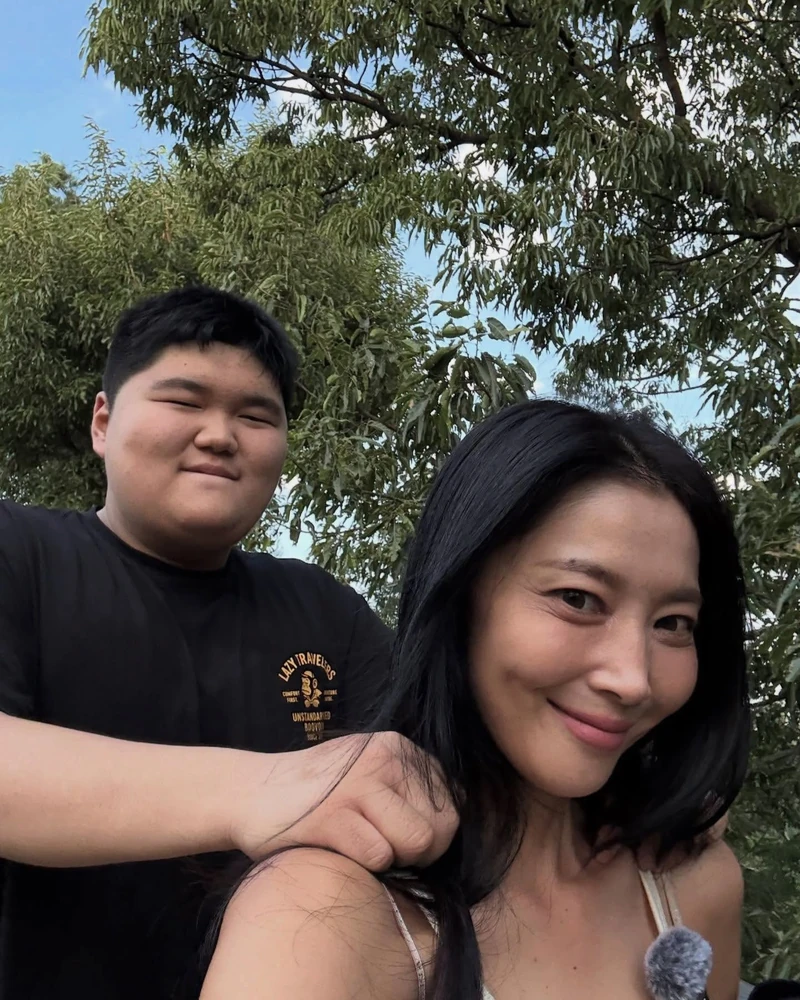 ’싱글맘 11년‘의 오윤아❤️재혼 소식
아들과 둘이서 11년, 오윤아 ”새 가족 생겼습니다“.
오윤아가 이혼 11년 만에 재혼을 발표했습니다. 3일 본인 유튜브 채널을 통해 직접 소식을 전하며 ”이분인가 보다“ 확신이 들었다고 밝혔습니다. 예비신랑은 일반인입니다.
2015년 이혼 후 아들을 홀로 키워온 오윤아는 아이가 늘 가장 큰 우선순위였다고 했습니다. 마음을 돌린 건 예비 시부모가 아들을 친손자처럼 받아준 순간이었습니다. ”결혼했다고 달라지는 것은 없다“며 응원을 부탁했습니다. 이미지2