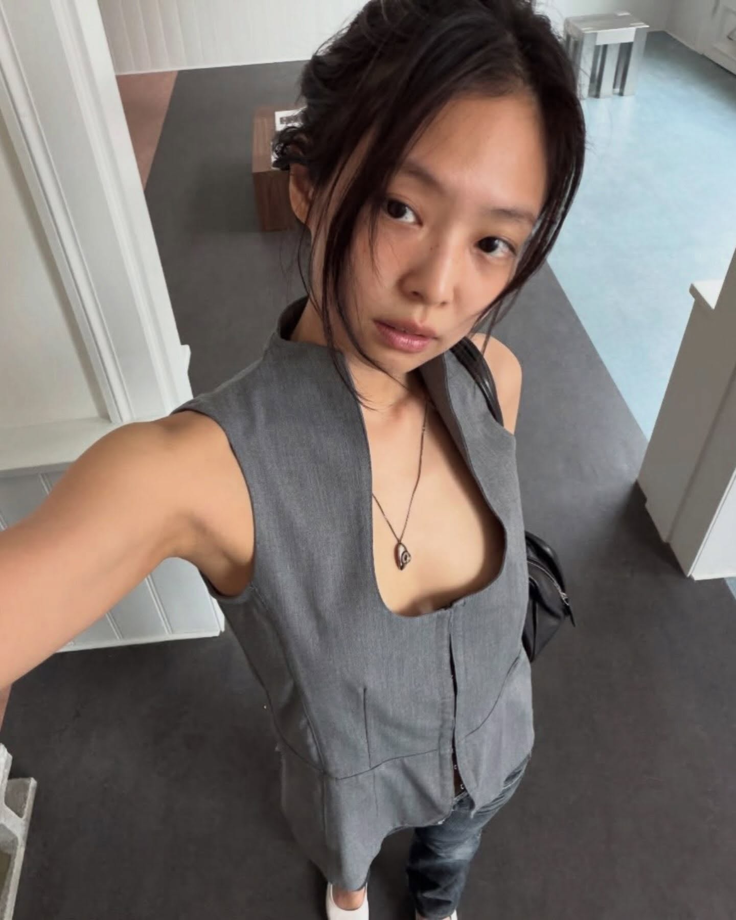 제니 요즘 목걸이👁️🤨‘눈알’이요?!
제니 요즘 일상 속 목에 계속 걸려 있는 이 목걸이, 눈치채셨어요?
코펜하겐 룩을 넘겨보면 공통점이 보여요. 코르셋 톱 셀피에도, 러플 톱 피팅룩에도, 운하 앞 블랙 자켓에도 같은 목걸이가 걸려 있죠. 로스킬데 리허설까지 이어진 진짜 애착템이에요.
정체는 르메르(Lemaire)의 캣 아이 펜던트 목걸이입니다. 실버 도금 체인 끝에 유리 눈알 펜던트가 달린 유니섹스 디자인인데, 미니멀 룩 위에 눈알 하나로 포인트를 끝내는 게 활용법이죠.
• 르메르(Lemaire) 캣 아이 펜던트 목걸이, 60만 원대 이미지7