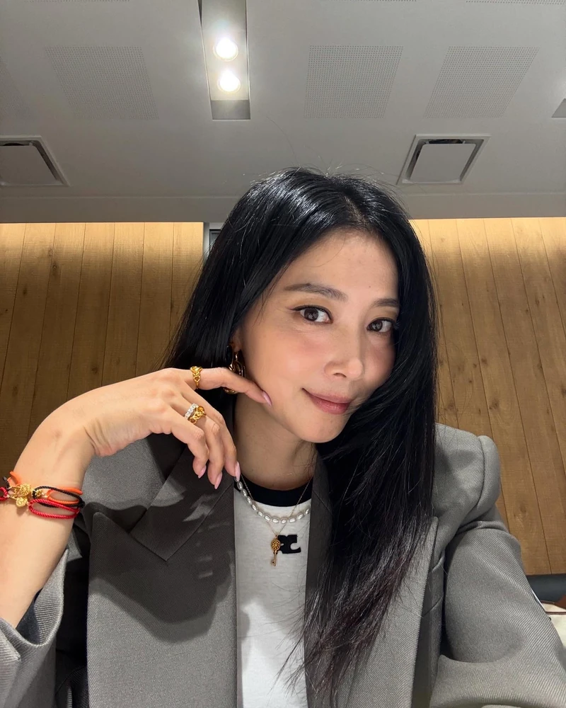’싱글맘 11년‘의 오윤아❤️재혼 소식
아들과 둘이서 11년, 오윤아 ”새 가족 생겼습니다“.
오윤아가 이혼 11년 만에 재혼을 발표했습니다. 3일 본인 유튜브 채널을 통해 직접 소식을 전하며 ”이분인가 보다“ 확신이 들었다고 밝혔습니다. 예비신랑은 일반인입니다.
2015년 이혼 후 아들을 홀로 키워온 오윤아는 아이가 늘 가장 큰 우선순위였다고 했습니다. 마음을 돌린 건 예비 시부모가 아들을 친손자처럼 받아준 순간이었습니다. ”결혼했다고 달라지는 것은 없다“며 응원을 부탁했습니다. 이미지1