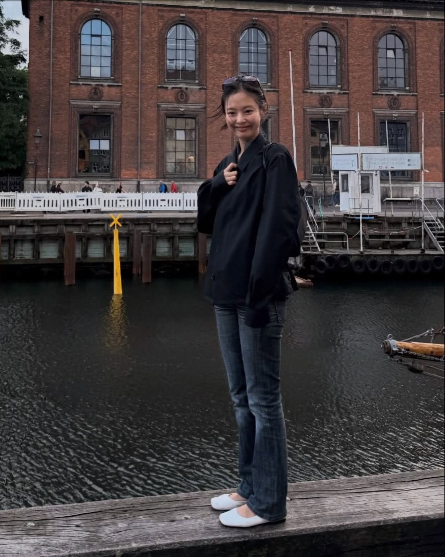 제니 요즘 목걸이👁️🤨‘눈알’이요?!
제니 요즘 일상 속 목에 계속 걸려 있는 이 목걸이, 눈치채셨어요?
코펜하겐 룩을 넘겨보면 공통점이 보여요. 코르셋 톱 셀피에도, 러플 톱 피팅룩에도, 운하 앞 블랙 자켓에도 같은 목걸이가 걸려 있죠. 로스킬데 리허설까지 이어진 진짜 애착템이에요.
정체는 르메르(Lemaire)의 캣 아이 펜던트 목걸이입니다. 실버 도금 체인 끝에 유리 눈알 펜던트가 달린 유니섹스 디자인인데, 미니멀 룩 위에 눈알 하나로 포인트를 끝내는 게 활용법이죠.
• 르메르(Lemaire) 캣 아이 펜던트 목걸이, 60만 원대 이미지8