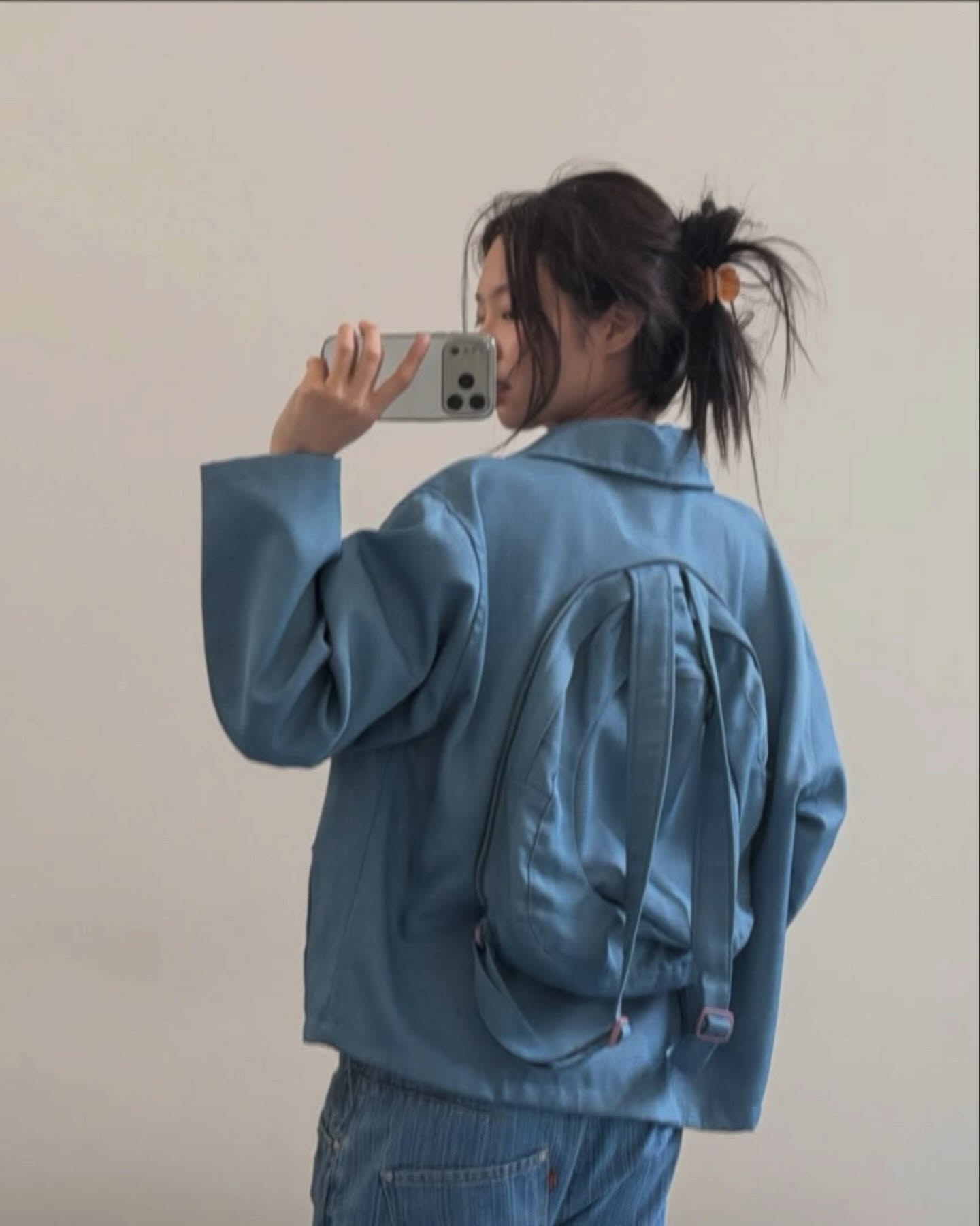제니 요즘 목걸이👁️🤨‘눈알’이요?!
제니 요즘 일상 속 목에 계속 걸려 있는 이 목걸이, 눈치채셨어요?
코펜하겐 룩을 넘겨보면 공통점이 보여요. 코르셋 톱 셀피에도, 러플 톱 피팅룩에도, 운하 앞 블랙 자켓에도 같은 목걸이가 걸려 있죠. 로스킬데 리허설까지 이어진 진짜 애착템이에요.
정체는 르메르(Lemaire)의 캣 아이 펜던트 목걸이입니다. 실버 도금 체인 끝에 유리 눈알 펜던트가 달린 유니섹스 디자인인데, 미니멀 룩 위에 눈알 하나로 포인트를 끝내는 게 활용법이죠.
• 르메르(Lemaire) 캣 아이 펜던트 목걸이, 60만 원대 이미지6