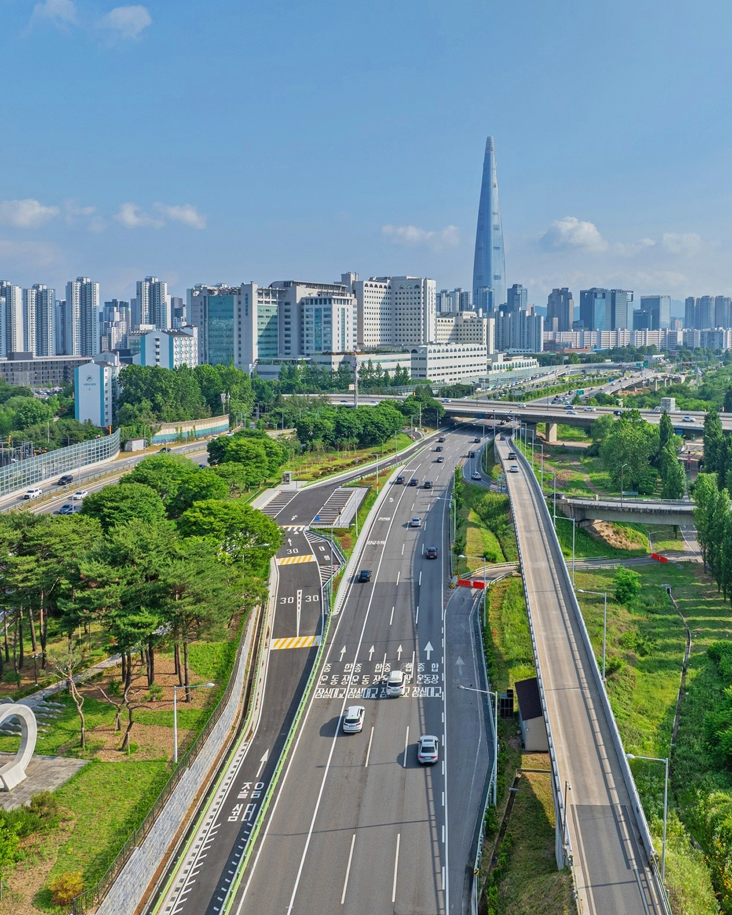 서울 시내버스가 또 멈출 위기입니다 🚌🛑
서울 시내버스 노동조합이 오는 16일 첫차부터 전면 파업에 돌입하겠다고 예고했습니다. 노사는 지난 3월부터 9차례 교섭을 벌였지만, 통상임금 기준시간을 두고 합의점을 찾지 못했습니다.
노조 측은 대법원 판결에 따라 월 176시간을 기준으로 미지급 임금을 달라는 입장입니다. 반면 사측은 임금 동결과 상여금 폐지, 통상임금 기준시간 209시간 적용 등을 제시하며 맞서고 있습니다.
노조는 오는 11일 조합원 찬반투표를 거쳐, 15일 2차 조정회의가 결렬되면 16일 파업에 들어갈 예정입니다. 출근길 시민들의 큰 불편이 우려됩니다. 이미지2