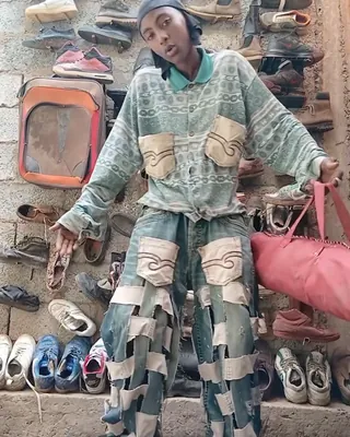 에티오피아의 천재 패션 크리에이터 카루 푸틱을 소개합니다!🇪🇹 카루(Kalu Putik)는 정식 패션 교육을 받지 않았음에도 버려진 타이어, 폐 비닐, 신발 등 우리 주변의 쓰레기들을 엮어 발렌시아가나 릭 오웬스를 연상시키는 힙하고 전위적인 의상을 뚝딱 완성해내는데요. 흙먼지 날리는 거리를 패션위크 런웨이로 바꿔버리는 그의 압도적인 모델 포스와 천재적인 디자인 감각은 전 세계 사람들의 감탄을 자아내고 있습니다. 소재의 한계를 뛰어넘어 독창적인 예술을 선보이는 카루의 놀라운 상상력을 응원합니다!💚💛❤️ 이미지