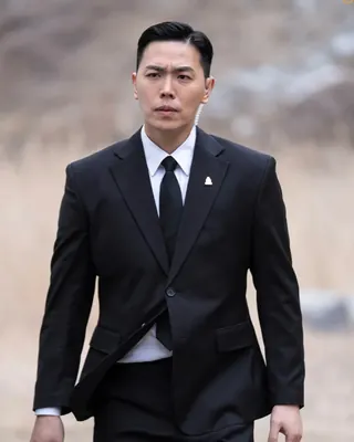 Yobo 너 무섭다,,,,🦷😬
시청률 20%를 돌파하며 안방극장을 제대로 장악한 SBS 금토드라마 <김부장>.
지난 4일 방송에서는 남실장이 과거 금이빨(조복래)의 이빨을 무자비하게 뽑아버렸던 잔혹한 장면이 드러나며 역대급 소름을 유발했는데요.
그런데 이 서늘한 남실장의 본체는 바로 우리들의 영원한 첫사랑, 걸스데이 소진의 다정한 남편이라는 사실.❤️
섬뜩한 악역 연기로 대중에게 존재감을 제대로 각인시킨 배우 이동하. 과연 남실장은 주상욱과 함께 어떤 파국을 맞이하게 될까요?
현실에선 세상 무해한 소진♥이동하 부부의 달달한 모먼트를 지금 확인해보세요!🫶🏻 이미지