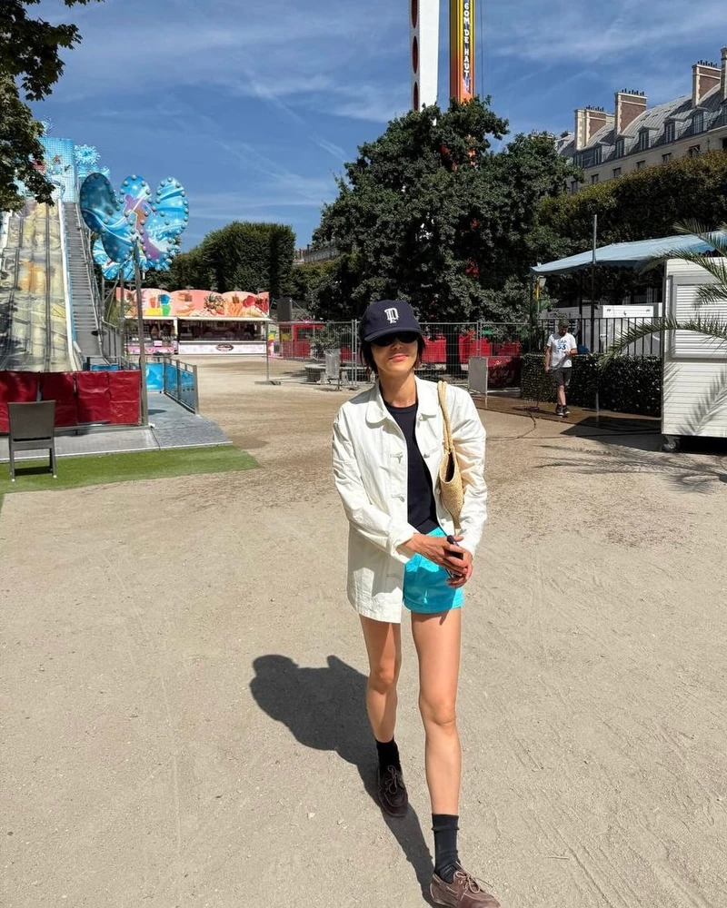 파리 여행 중에 꼭 챙긴 이것?🤍
여름 휴가엔 나도 로퍼 하나 챙겨야겠다...👞✨
파리 여행 중인 김나영의 스타일링에서 눈에 띄는 아이템, 미우미우 로퍼입니다. 평소 김나영의 데일리룩에서도 자주 포착되는 애착 신발이기도 한데요. 깔끔한 화이트 셔츠와 반바지는 물론, 캐주얼한 스커트 룩에도 매치해 빈티지한 여름 스타일링을 완성했습니다.
미우미우 덱 슈즈는 클래식한 보트 스타일에 고급스러움을 더한 제품으로 어디에나 잘 어울려 활용도가 높은 아이템이죠. 올여름 신발이 고민이라면 김나영처럼 세련된 로퍼 코디를 연출해 보세요.
• 미우미우 블리치드 가죽 덱 슈즈, 100만 원대 이미지2