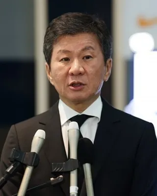 정몽규 대한축구협회장 사임서 제출
정몽규 대한축구협회장이 2013년 취임 후 4선을 지내며 13년 5개월간 이끌어온 회장직에서 물러납니다. 정 회장은 천안 코리아풋볼파크에서 마지막 임원회의를 주재한 뒤 사임서를 제출했는데요. 북중미 월드컵 폐막 후 사임할 것으로 예상됐지만 최근 협회를 둘러싼 논란을 수습하기 위해 사퇴 시기를 앞당겼습니다. 앞으로 대한축구협회는 부회장 중 1인이 대한체육회 인준을 받아 직무대행을 맡아 차기 회장 선거를 준비할 예정입니다. 이미지
