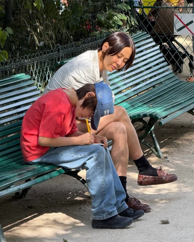 파리 여행 중에 꼭 챙긴 이것?🤍
여름 휴가엔 나도 로퍼 하나 챙겨야겠다...👞✨
파리 여행 중인 김나영의 스타일링에서 눈에 띄는 아이템, 미우미우 로퍼입니다. 평소 김나영의 데일리룩에서도 자주 포착되는 애착 신발이기도 한데요. 깔끔한 화이트 셔츠와 반바지는 물론, 캐주얼한 스커트 룩에도 매치해 빈티지한 여름 스타일링을 완성했습니다.
미우미우 덱 슈즈는 클래식한 보트 스타일에 고급스러움을 더한 제품으로 어디에나 잘 어울려 활용도가 높은 아이템이죠. 올여름 신발이 고민이라면 김나영처럼 세련된 로퍼 코디를 연출해 보세요.
• 미우미우 블리치드 가죽 덱 슈즈, 100만 원대 이미지1