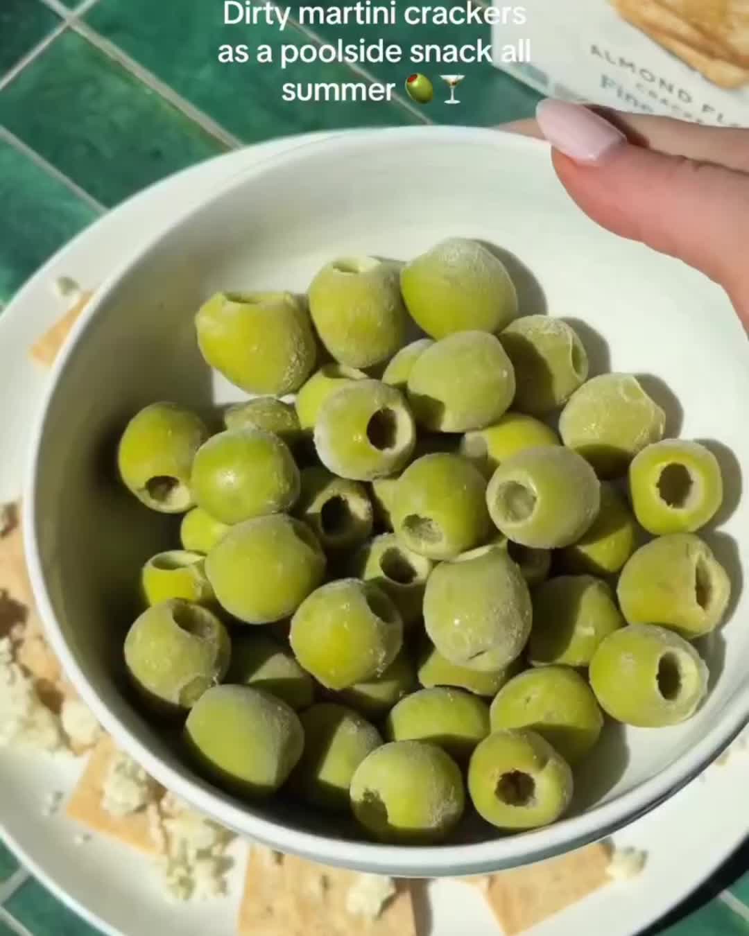 입맛 돋구는 얼려 먹는 여름 레시피❄️
더위에 지쳐 입맛을 잃기 쉬운 계절, 시원하고 이색적인 매력으로 가볍게 즐기기 좋은 얼려 먹는 여름 레시피 4가지를 소개합니다.
1. 올리브&치즈 믹스 레시피🫒
크래커를 접시 위에 깔고 치즈를 얹어 그 위에 얼린 올리브를 갈아 올리는 레시피! 톡 쏘는 맛이 매력적인 여름용 간식입니다.
2. 부라타&토마토 눈꽃 레시피🍅
부라타 치즈 위에 꽁꽁 얼린 토마토를 눈처럼 소복하게 갈아 얹어, 올리브유와 발사믹 식초로 완성하는 풍미 가득한 에피타이저입니다.
3. 피치 허니&코티지 디저트 🍑
담백한 코티지 치즈(혹은 부라타, 리코타 치즈) 위에 얼린 복숭아를 갈아 올리고, 피스타치오와 꿀을 더해 달콤하고 바삭하게 즐기는 디저트입니다.
4. 애플 시나몬 콜드 파이🍎
바닐라 아이스크림 위에 얼린 사과를 곱게 갈아 얹은 후, 달콤한 크래커와 카라멜 소스를 뿌려 시원한 사과 파이 맛을 그대로 재현현한 디저트입니다.
간단한 재료로 색다른 시원함을 선사하는 여름 레시피, 에디터도 따라 해봐야겠어요! 이미지