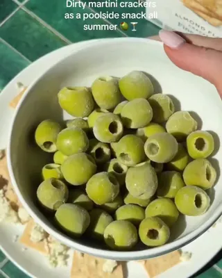 입맛 돋구는 얼려 먹는 여름 레시피❄️
더위에 지쳐 입맛을 잃기 쉬운 계절, 시원하고 이색적인 매력으로 가볍게 즐기기 좋은 얼려 먹는 여름 레시피 4가지를 소개합니다.
1. 올리브&치즈 믹스 레시피🫒
크래커를 접시 위에 깔고 치즈를 얹어 그 위에 얼린 올리브를 갈아 올리는 레시피! 톡 쏘는 맛이 매력적인 여름용 간식입니다.
2. 부라타&토마토 눈꽃 레시피🍅
부라타 치즈 위에 꽁꽁 얼린 토마토를 눈처럼 소복하게 갈아 얹어, 올리브유와 발사믹 식초로 완성하는 풍미 가득한 에피타이저입니다.
3. 피치 허니&코티지 디저트 🍑
담백한 코티지 치즈(혹은 부라타, 리코타 치즈) 위에 얼린 복숭아를 갈아 올리고, 피스타치오와 꿀을 더해 달콤하고 바삭하게 즐기는 디저트입니다.
4. 애플 시나몬 콜드 파이🍎
바닐라 아이스크림 위에 얼린 사과를 곱게 갈아 얹은 후, 달콤한 크래커와 카라멜 소스를 뿌려 시원한 사과 파이 맛을 그대로 재현현한 디저트입니다.
간단한 재료로 색다른 시원함을 선사하는 여름 레시피, 에디터도 따라 해봐야겠어요! 이미지