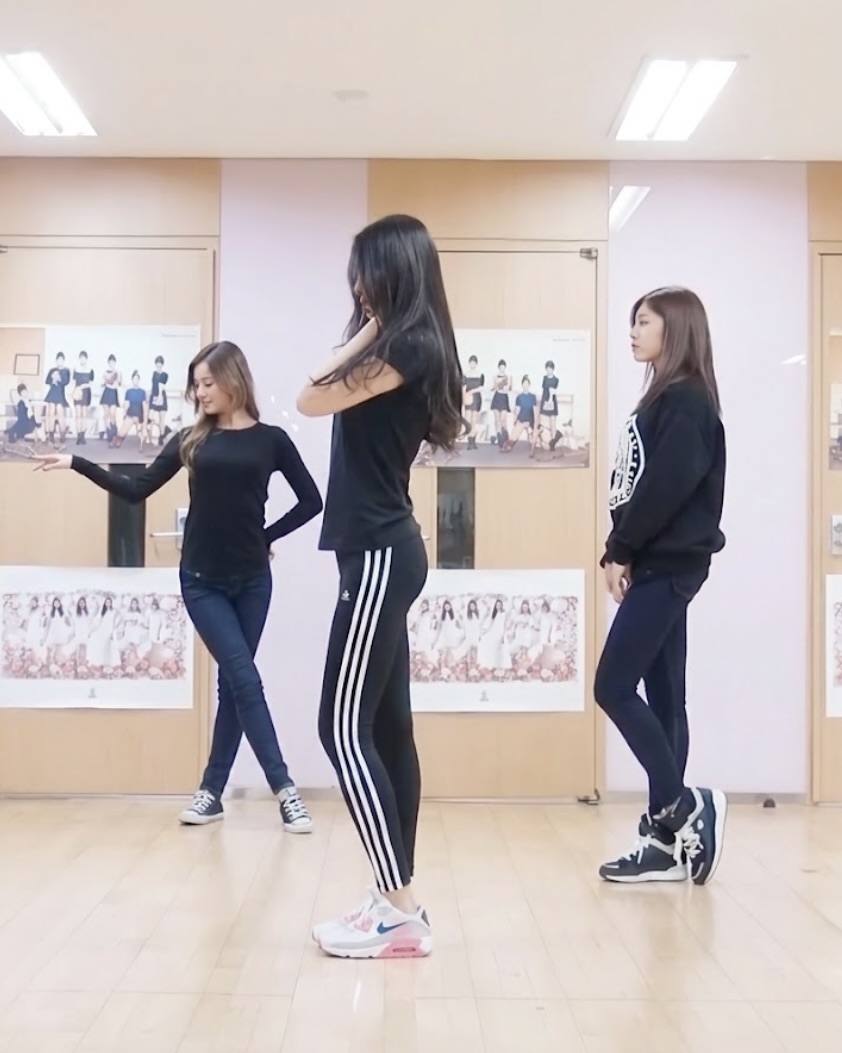 충격적 <김부장> 정대리 레깅스 핏🖤 최근 드라마 <김부장>에서 호평을 받으며 한층 더 매력적인 호감 연기를 보여주고 있는 배우 손나은. 11년 전, 에이핑크 <LUV>의 안무 연습 영상 하나로, 손나은 하면 아디다스라는 연관검색어를 가지며 전국에 '아디다스 레깅스 품절 대란'을 일으켰던 원조 레깅스 여신인데요. 그녀가 요즘 가장 자주 착용하며 새로운 애슬레저 트렌드를 이끄는 브랜드는 바로 알로(alo yoga)입니다. • 알로: 에어리프트 7/8 하이웨이스트 레깅스, 19만 원대 이미지