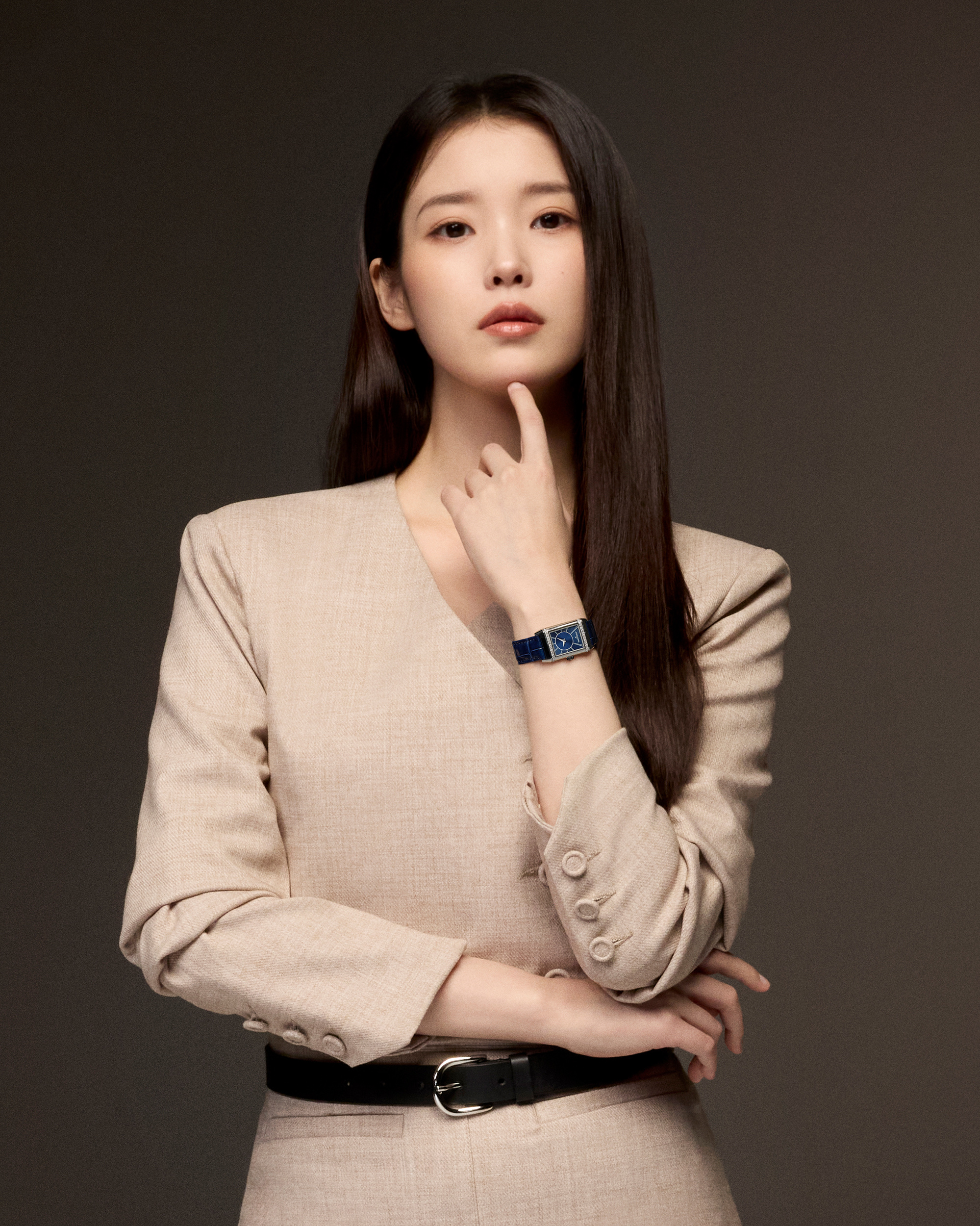 절제된 우아함💛럭셔리 워치 아이유
예거 르쿨트르 x 아이유🕰️🤍우아한 새 글로벌 앰버서더 소식 #광고
‘디 아워 비포‘ 시리즈로, 공개된 예거 르쿨트르의 새로운 우아함.
예거 르쿨트르는 1833년부터 이어온 럭셔리 워치메이킹 메종으로, 워치메이커의 워치메이커라 불려요. 그 중심엔 케이스를 뒤집어 다이얼을 보호하는 아이코닉 워치 리베르소가 있습니다.
이번 만남은 인터뷰 시리즈 ’디 아워 비포(The Hour Before)‘로 공개돼요. 아이유가 직접 리베르소 케이스를 조립하며 나누는 대화 속에서, 그녀의 가치관과 예술을 향한 시선이 자연스럽게 드러나죠.
과시가 아닌 깊이에서 완성되는 아름다움. 아이유가 손끝으로 완성해가는 리베르소를, 이제 그녀의 손목에서 만나게 됩니다. 이미지