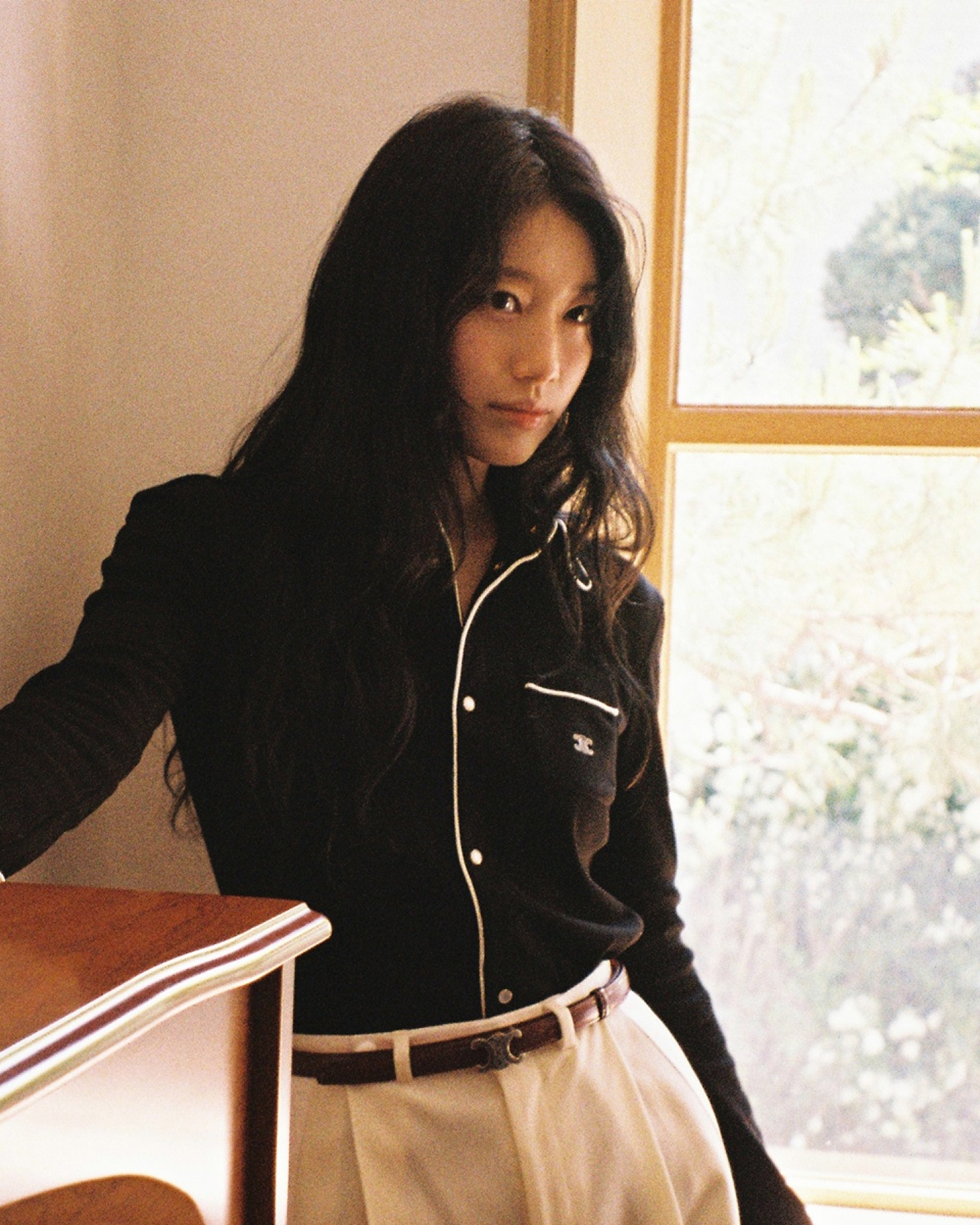 오늘도 믿고 보는 수지 필름사진 조합🤳🏻
여름을 의인화하면 '수지'라는 말이 떠오를 만큼 싱그러운 무드를 필름 카메라로 가득 담았는데요. 영화의 한 장면 같은 셀린느와 글로벌 앰버서더 수지의 화보 비하인드 컷. 지금 만나보세요👉🏻 이미지8