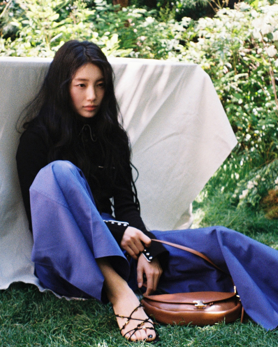 오늘도 믿고 보는 수지 필름사진 조합🤳🏻 여름을 의인화하면 '수지'라는 말이 떠오를 만큼 싱그러운 무드를 필름 카메라로 가득 담았는데요. 영화의 한 장면 같은 셀린느와 글로벌 앰버서더 수지의 화보 비하인드 컷. 지금 만나보세요👉🏻 이미지